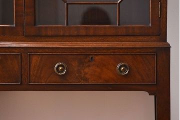 アンティーク家具　イギリスアンティーク ウォールナット材の上質で美しいキャビネット(ブックケース)