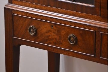 アンティーク家具　イギリスアンティーク ウォールナット材の上質で美しいキャビネット(ブックケース)