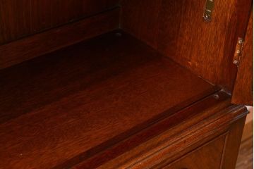 アンティーク家具　イギリスアンティーク ウォールナット材の上質で美しいキャビネット(ブックケース)