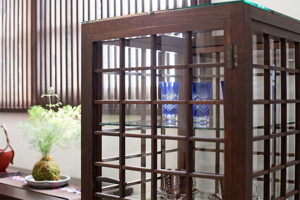 アンティーク家具　古民具・骨董　脚付き!古い木製のアンティーク格子ガラスケース