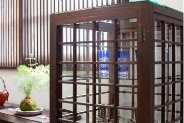 アンティーク家具　古民具・骨董　脚付き!古い木製のアンティーク格子ガラスケース