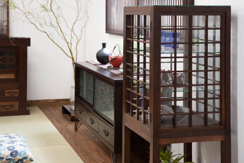 アンティーク家具　古民具・骨董　脚付き!古い木製のアンティーク格子ガラスケース