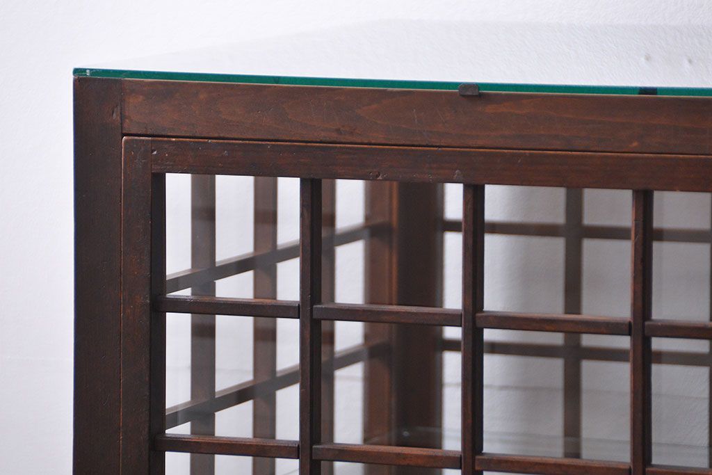 アンティーク家具　古民具・骨董　脚付き!古い木製のアンティーク格子ガラスケース