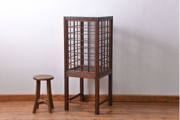 アンティーク家具　古民具・骨董　脚付き!古い木製のアンティーク格子ガラスケース