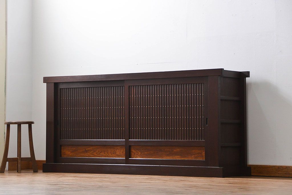 アンティーク家具　アンティーク  丸桟仕上げの上品な水屋箪笥サイドボード(収納棚、下駄箱)