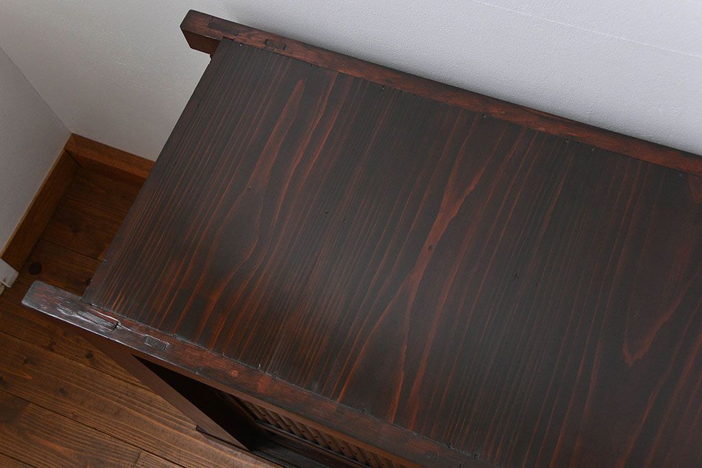 アンティーク家具　アンティーク  丸桟仕上げの上品な水屋箪笥サイドボード(収納棚、下駄箱)