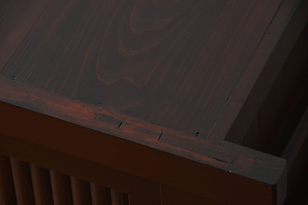 アンティーク家具　アンティーク  丸桟仕上げの上品な水屋箪笥サイドボード(収納棚、下駄箱)