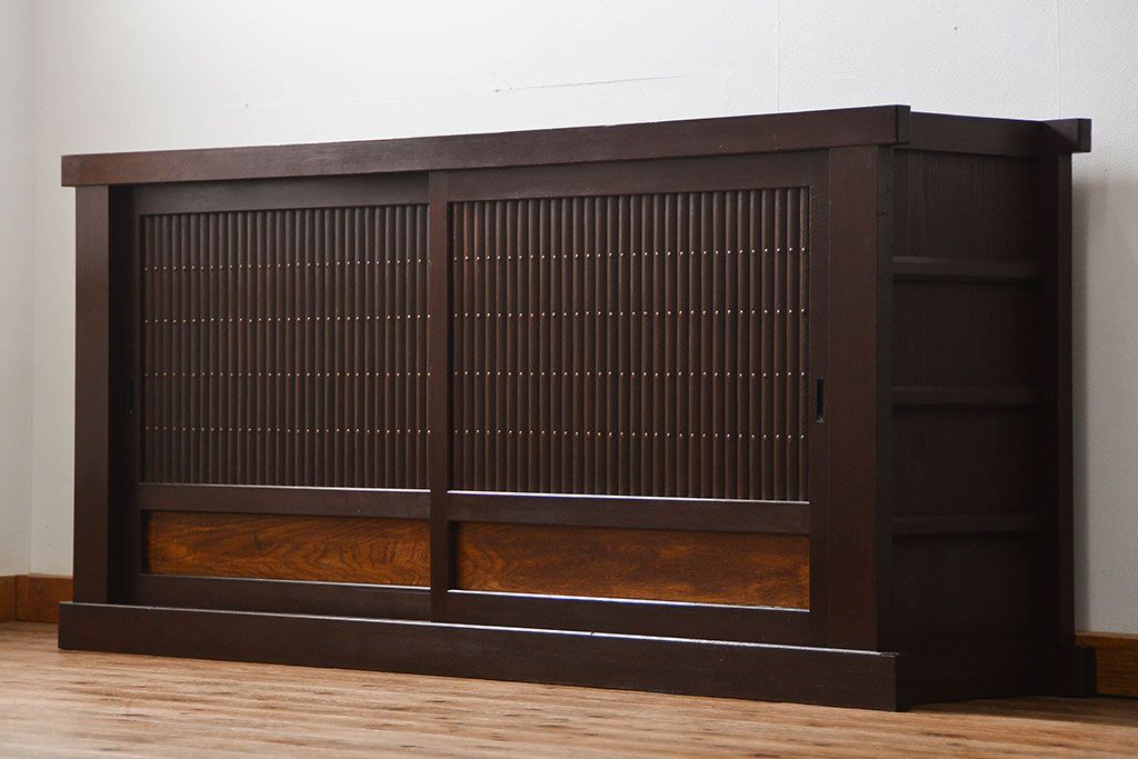 アンティーク家具　アンティーク  丸桟仕上げの上品な水屋箪笥サイドボード(収納棚、下駄箱)