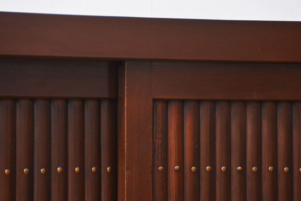 アンティーク家具　アンティーク  丸桟仕上げの上品な水屋箪笥サイドボード(収納棚、下駄箱)