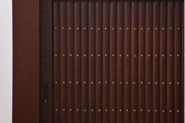 アンティーク家具　アンティーク  丸桟仕上げの上品な水屋箪笥サイドボード(収納棚、下駄箱)