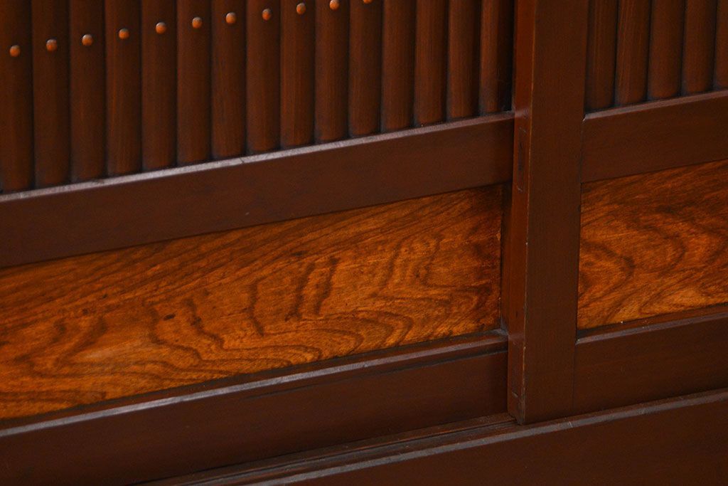 アンティーク家具　アンティーク  丸桟仕上げの上品な水屋箪笥サイドボード(収納棚、下駄箱)