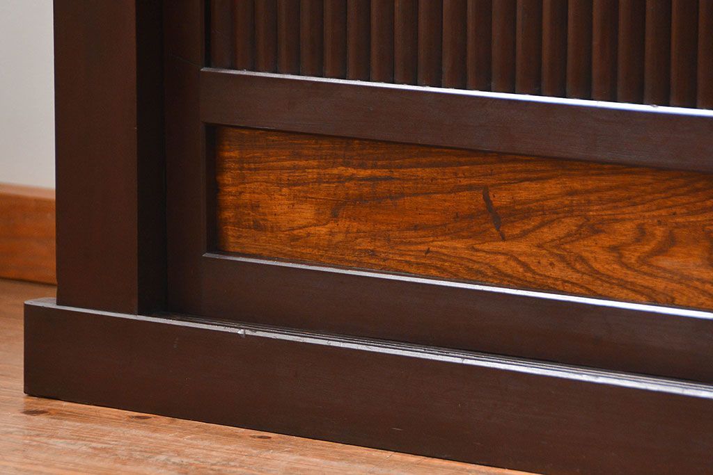 アンティーク家具　アンティーク  丸桟仕上げの上品な水屋箪笥サイドボード(収納棚、下駄箱)