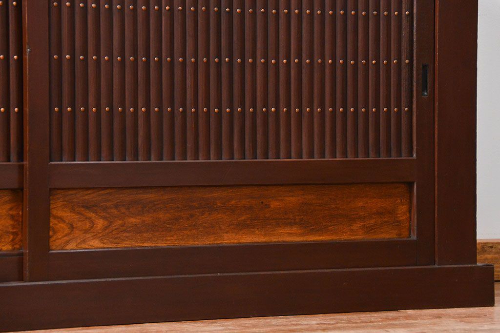 アンティーク家具　アンティーク  丸桟仕上げの上品な水屋箪笥サイドボード(収納棚、下駄箱)