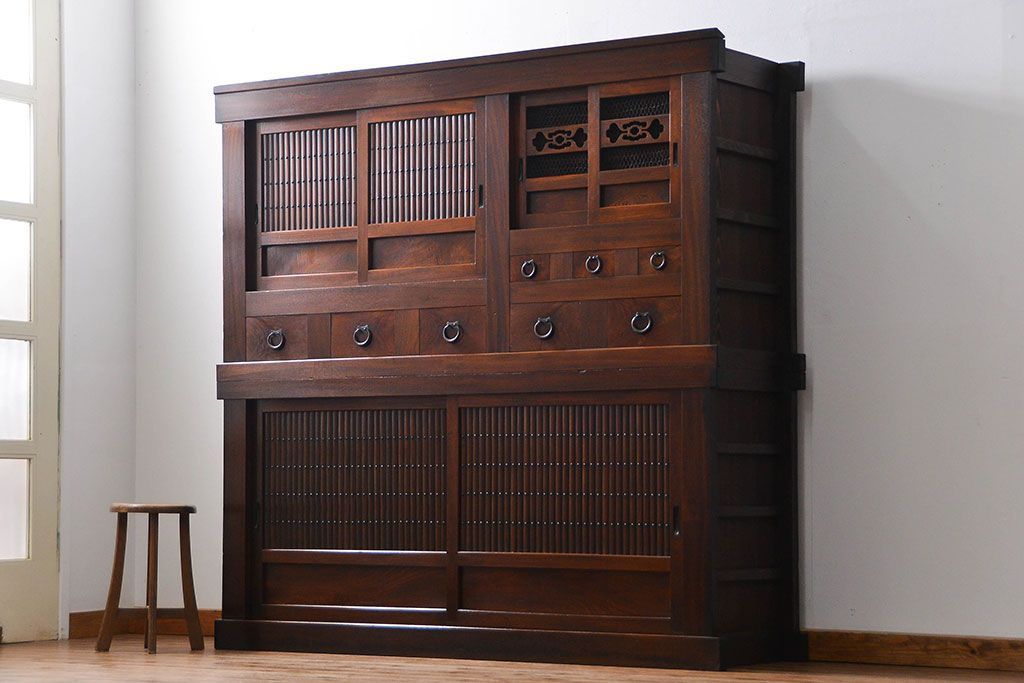 アンティーク家具　古民具・骨董 前面総欅材!上質な近江水屋箪笥(収納棚、食器棚)