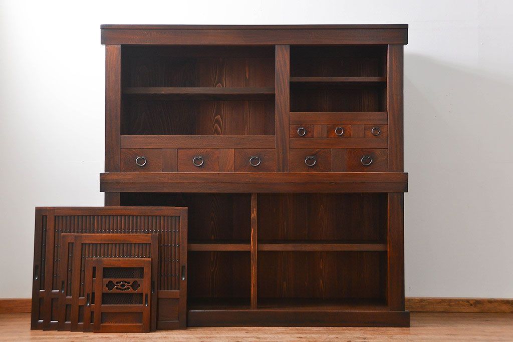 アンティーク家具　古民具・骨董 前面総欅材!上質な近江水屋箪笥(収納棚、食器棚)