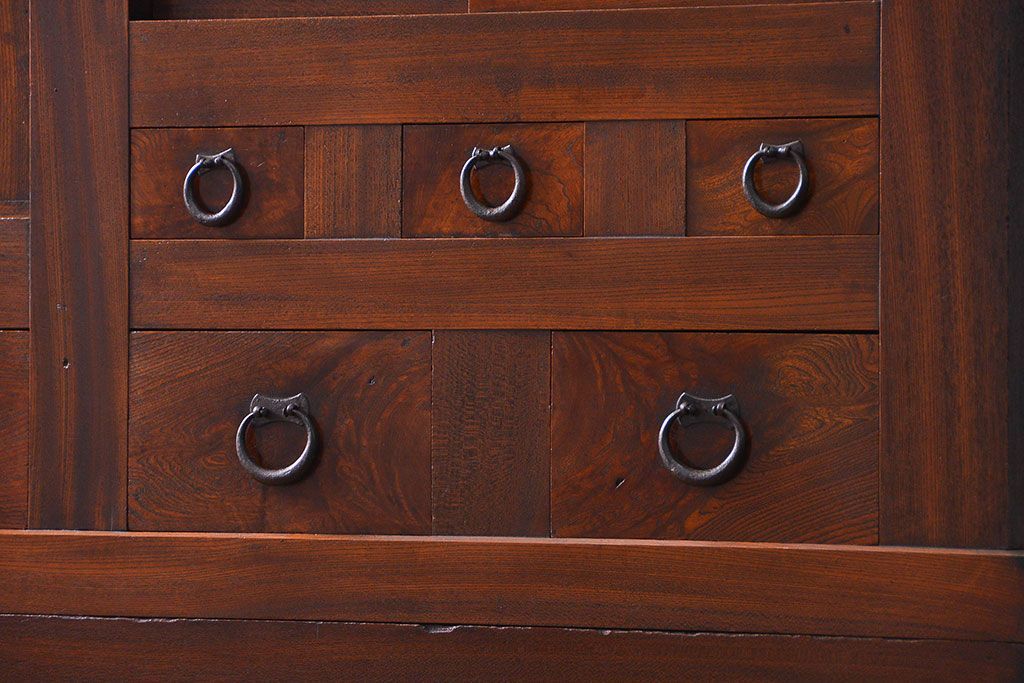 アンティーク家具　古民具・骨董 前面総欅材!上質な近江水屋箪笥(収納棚、食器棚)