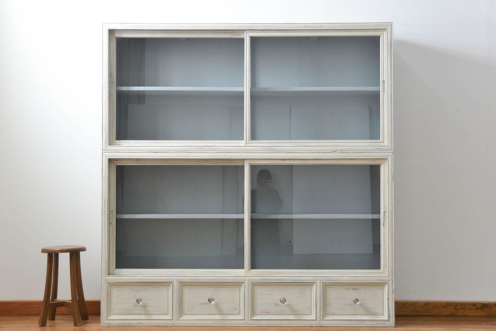 アンティーク家具　アンティークペイント ガラスの取っ手の大きな収納棚(ガラスケース、飾り棚)