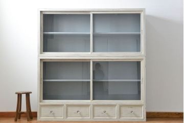 アンティーク家具　アンティークペイント ガラスの取っ手の大きな収納棚(ガラスケース、飾り棚)