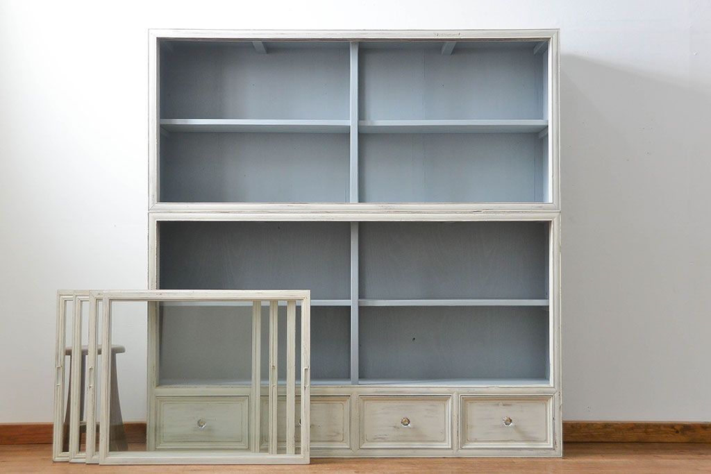 アンティーク家具　アンティークペイント ガラスの取っ手の大きな収納棚(ガラスケース、飾り棚)