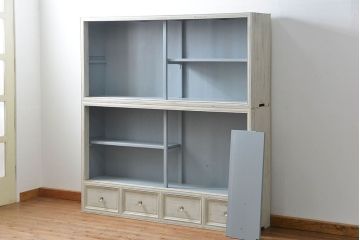 アンティーク家具　アンティークペイント ガラスの取っ手の大きな収納棚(ガラスケース、飾り棚)