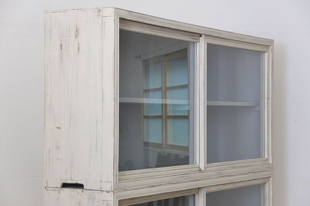 アンティーク家具　アンティークペイント ガラスの取っ手の大きな収納棚(ガラスケース、飾り棚)