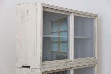 アンティーク家具　アンティークペイント ガラスの取っ手の大きな収納棚(ガラスケース、飾り棚)
