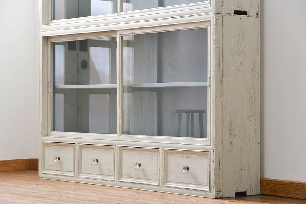 アンティーク家具　アンティークペイント ガラスの取っ手の大きな収納棚(ガラスケース、飾り棚)