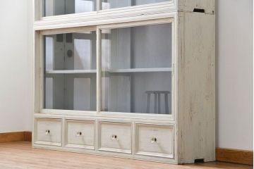 アンティーク家具　アンティークペイント ガラスの取っ手の大きな収納棚(ガラスケース、飾り棚)