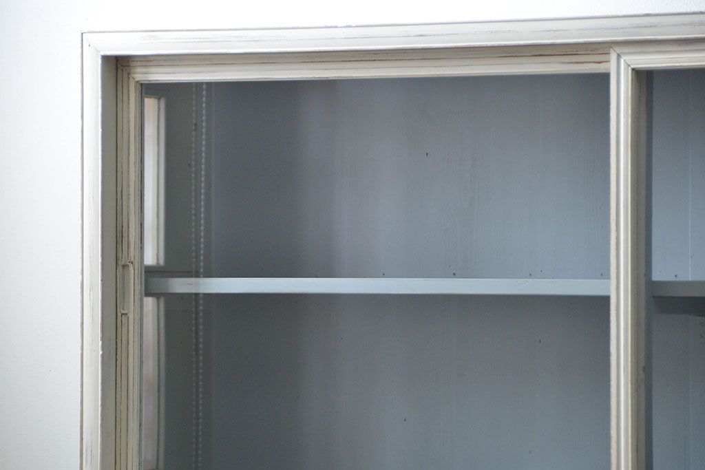 アンティーク家具　アンティークペイント ガラスの取っ手の大きな収納棚(ガラスケース、飾り棚)