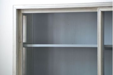 アンティーク家具　アンティークペイント ガラスの取っ手の大きな収納棚(ガラスケース、飾り棚)