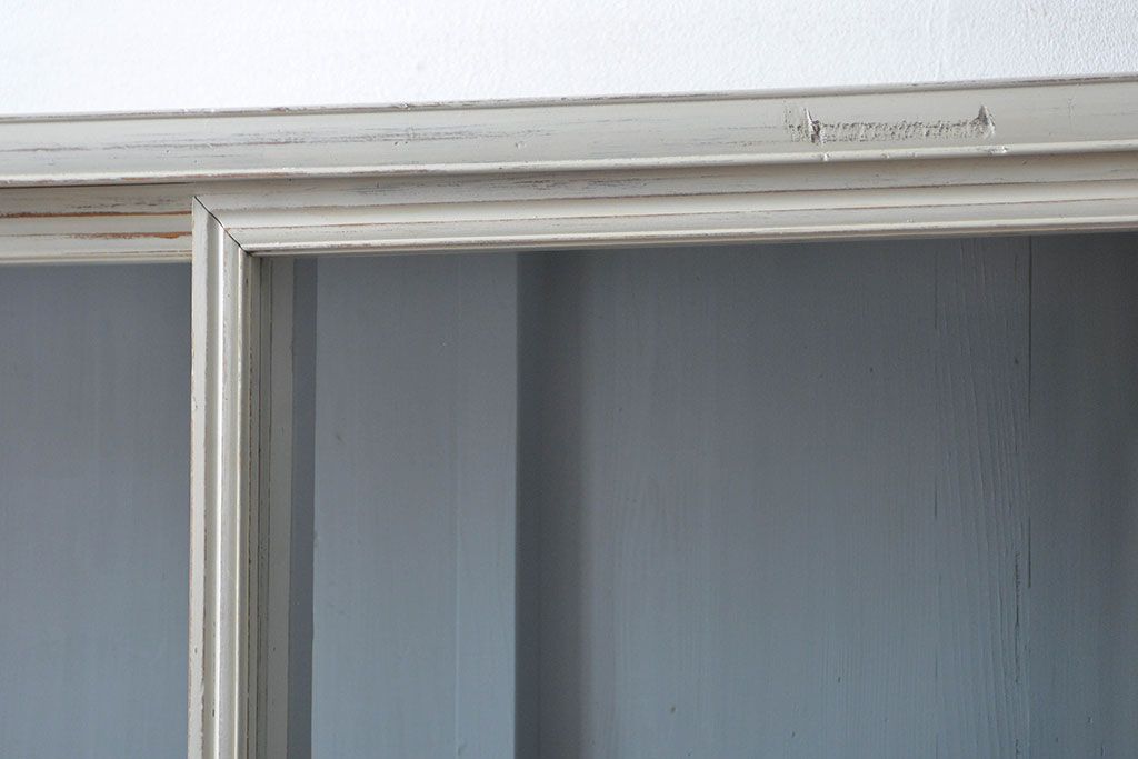 アンティーク家具　アンティークペイント ガラスの取っ手の大きな収納棚(ガラスケース、飾り棚)