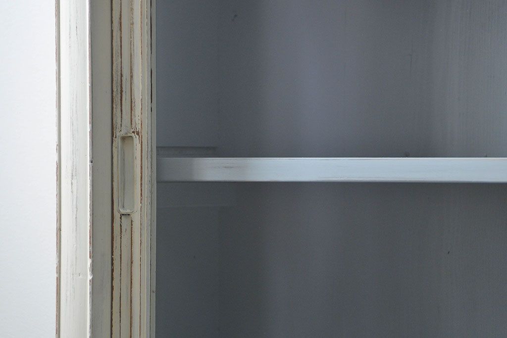 アンティーク家具　アンティークペイント ガラスの取っ手の大きな収納棚(ガラスケース、飾り棚)