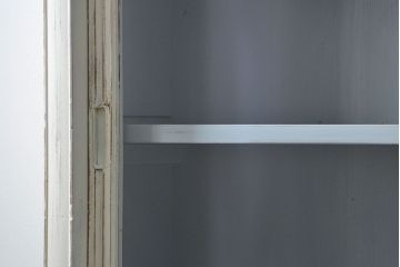 アンティーク家具　アンティークペイント ガラスの取っ手の大きな収納棚(ガラスケース、飾り棚)