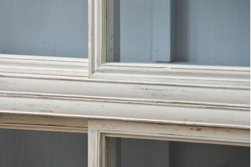 アンティーク家具　アンティークペイント ガラスの取っ手の大きな収納棚(ガラスケース、飾り棚)