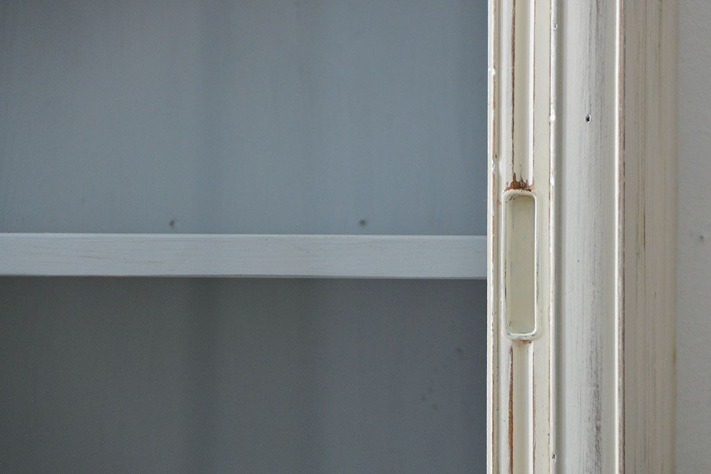 アンティーク家具　アンティークペイント ガラスの取っ手の大きな収納棚(ガラスケース、飾り棚)