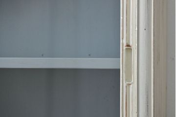 アンティーク家具　アンティークペイント ガラスの取っ手の大きな収納棚(ガラスケース、飾り棚)