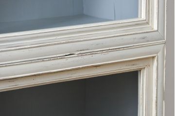 アンティーク家具　アンティークペイント ガラスの取っ手の大きな収納棚(ガラスケース、飾り棚)