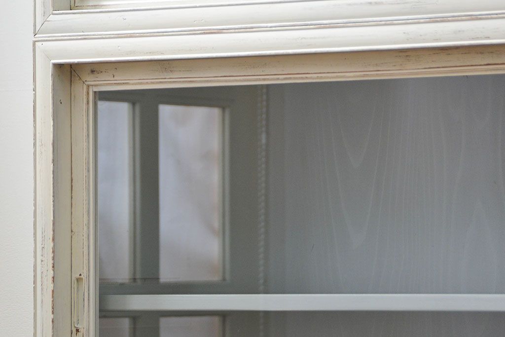 アンティーク家具　アンティークペイント ガラスの取っ手の大きな収納棚(ガラスケース、飾り棚)