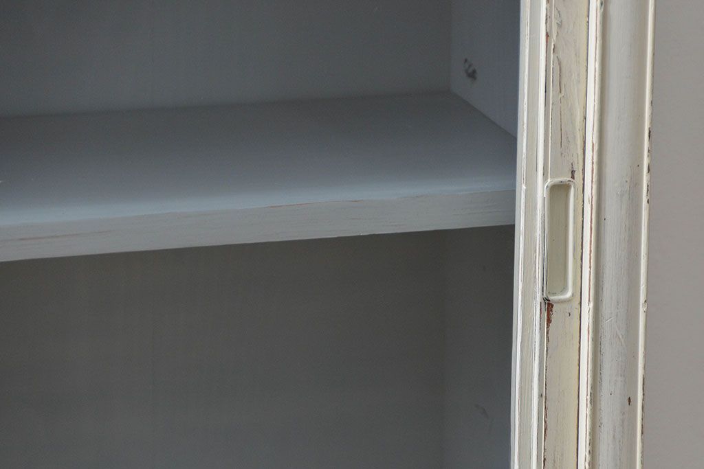 アンティーク家具　アンティークペイント ガラスの取っ手の大きな収納棚(ガラスケース、飾り棚)