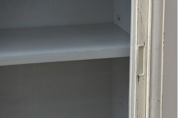アンティーク家具　アンティークペイント ガラスの取っ手の大きな収納棚(ガラスケース、飾り棚)