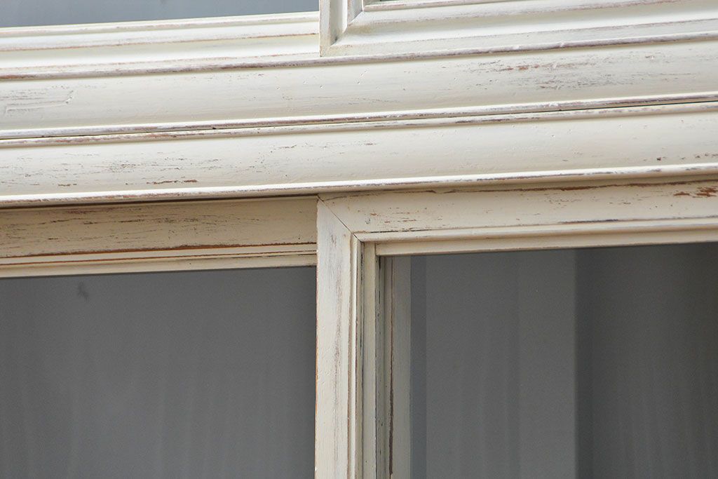 アンティーク家具　アンティークペイント ガラスの取っ手の大きな収納棚(ガラスケース、飾り棚)