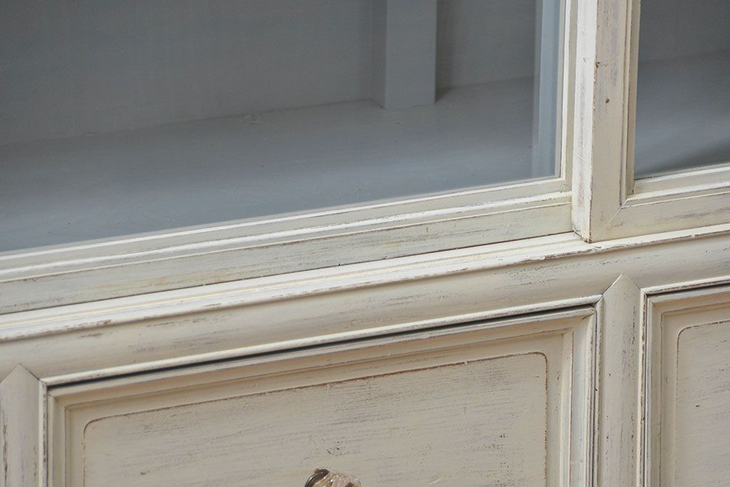 アンティーク家具　アンティークペイント ガラスの取っ手の大きな収納棚(ガラスケース、飾り棚)