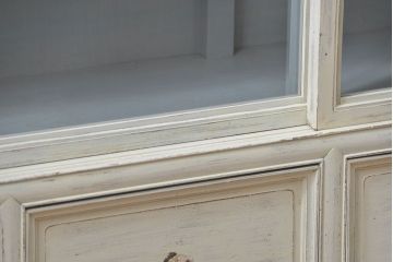 アンティーク家具　アンティークペイント ガラスの取っ手の大きな収納棚(ガラスケース、飾り棚)