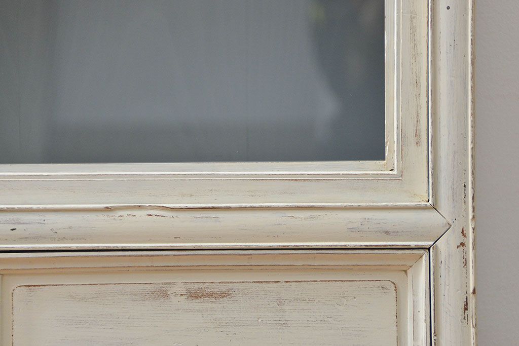 アンティーク家具　アンティークペイント ガラスの取っ手の大きな収納棚(ガラスケース、飾り棚)