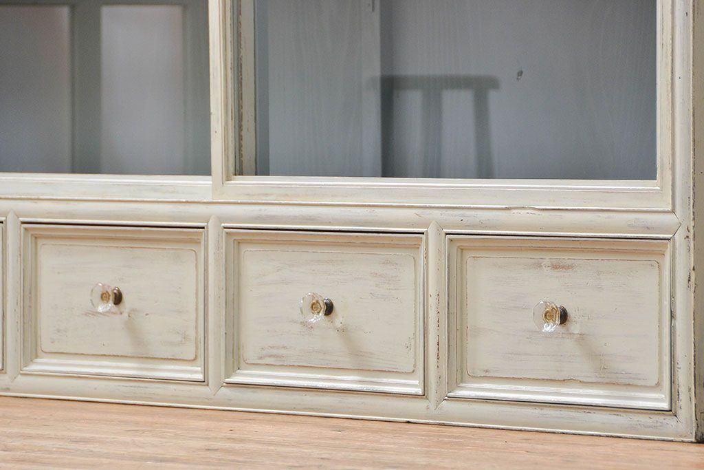 アンティーク家具　アンティークペイント ガラスの取っ手の大きな収納棚(ガラスケース、飾り棚)