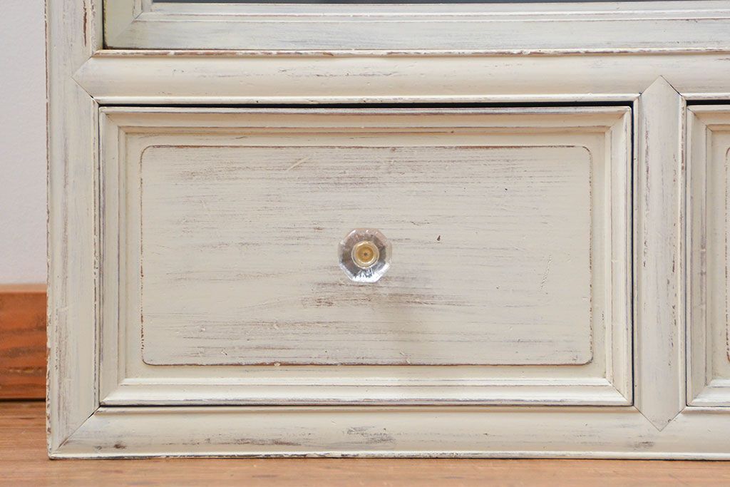 アンティーク家具　アンティークペイント ガラスの取っ手の大きな収納棚(ガラスケース、飾り棚)