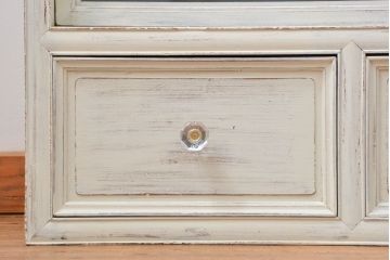 アンティーク家具　アンティークペイント ガラスの取っ手の大きな収納棚(ガラスケース、飾り棚)