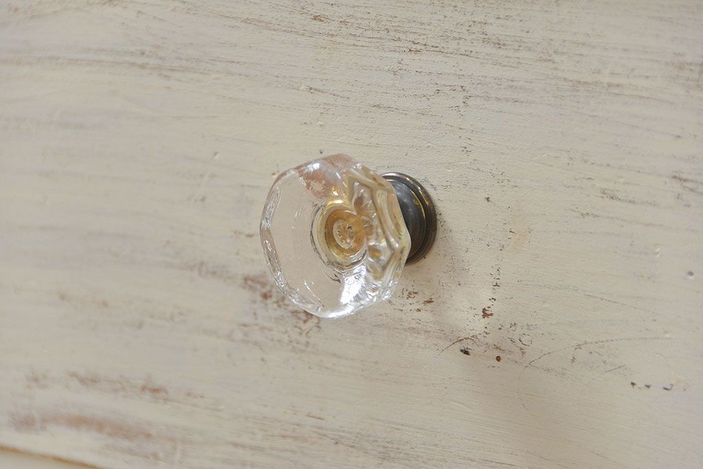 アンティーク家具　アンティークペイント ガラスの取っ手の大きな収納棚(ガラスケース、飾り棚)