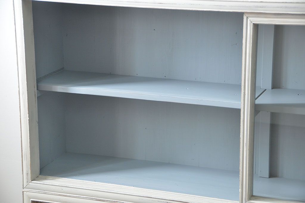 アンティーク家具　アンティークペイント ガラスの取っ手の大きな収納棚(ガラスケース、飾り棚)