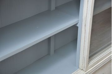 アンティーク家具　アンティークペイント ガラスの取っ手の大きな収納棚(ガラスケース、飾り棚)